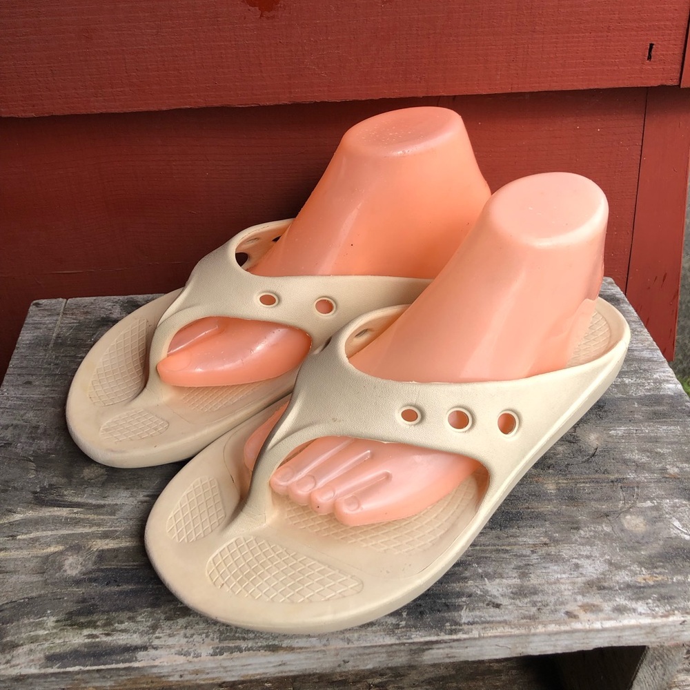 AOV OOFOS a like Neutral Beige Slip-On Foam Sandals Size M9/W11